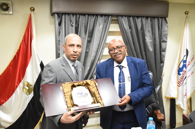 لقاء وتبادل الدروع التذكارية
